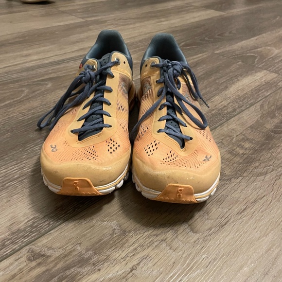 OnRun sneakers - Picture 5 of 7